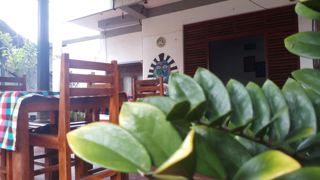 Julie Guest House แทนกาลเล ภายนอก รูปภาพ